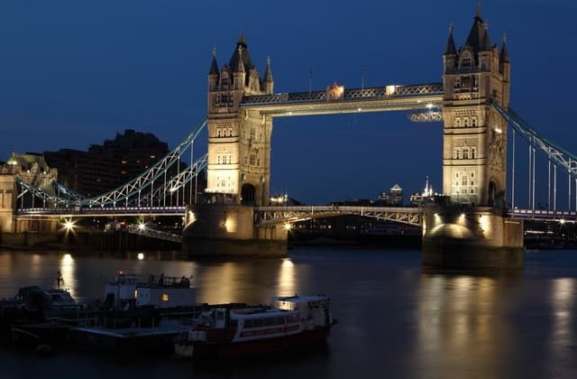 A Right Royal Deal: London Flights on Singapore Airlines from $1671 Return